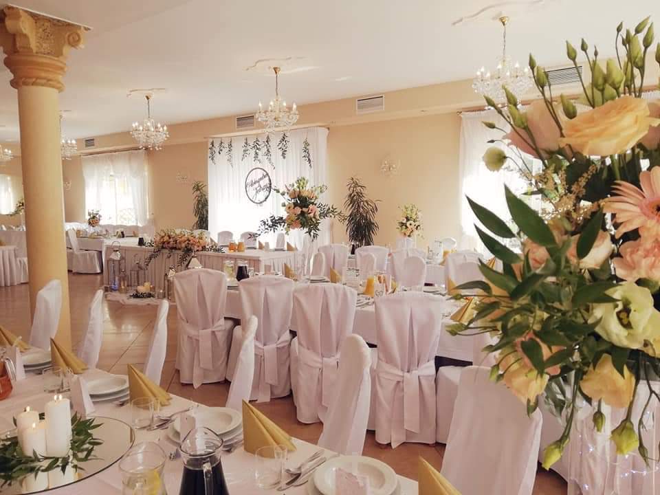 dekoracje ślubne sala weselna kwiaty na ślub