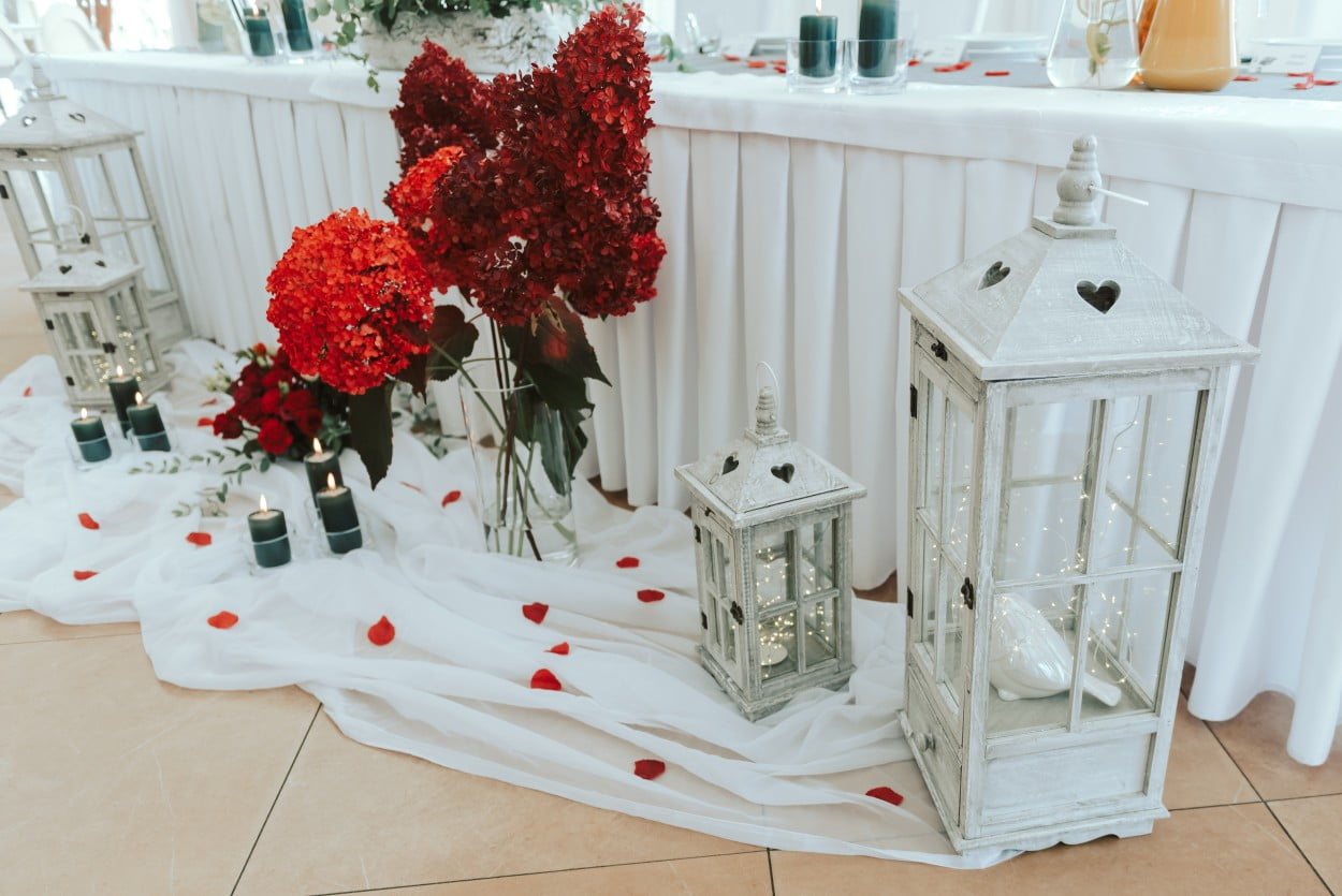 sala weselna dekoracje ślubne stół Państwa Młodych