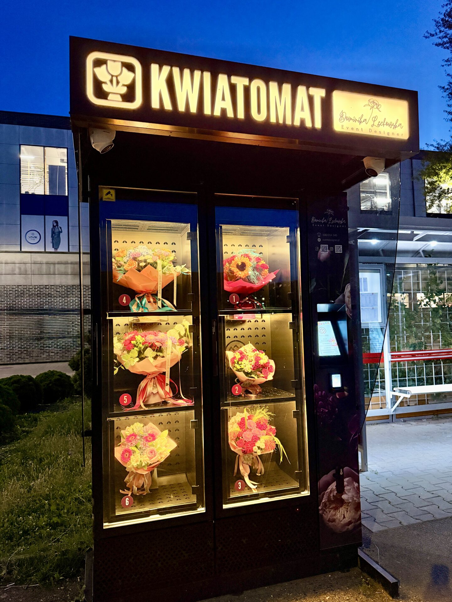 Oświetlony kwiatomat w Jeleniej Górze z kolorowymi bukietami dostępny przez całą dobę.